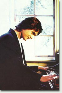 Mike Oldfield au piano, photo issue de l'album Elements (1993)
